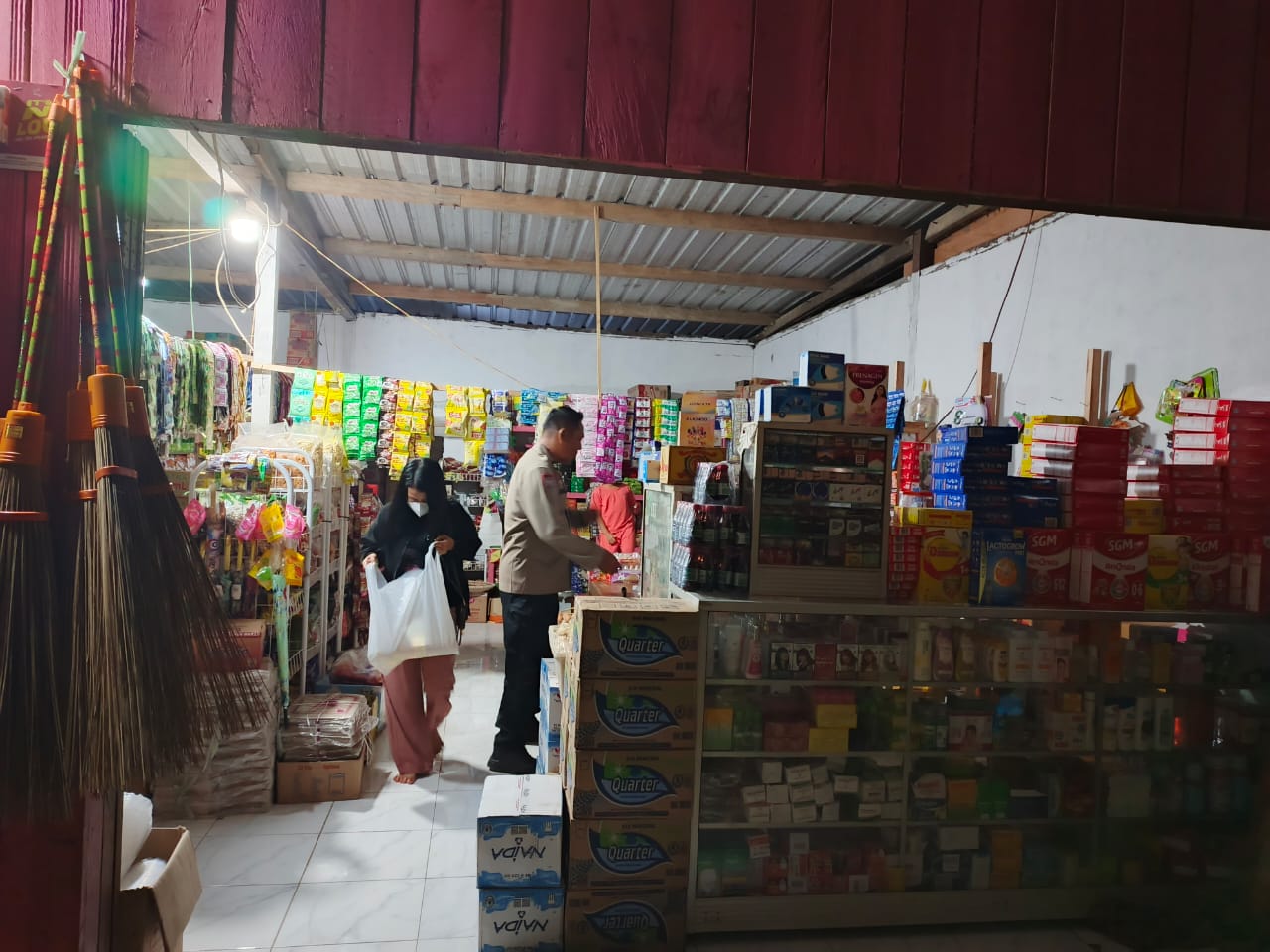 Piket Polsek Sambangi Masyarakat dan Sosialisasikan Tentang Layanan Hotline 110