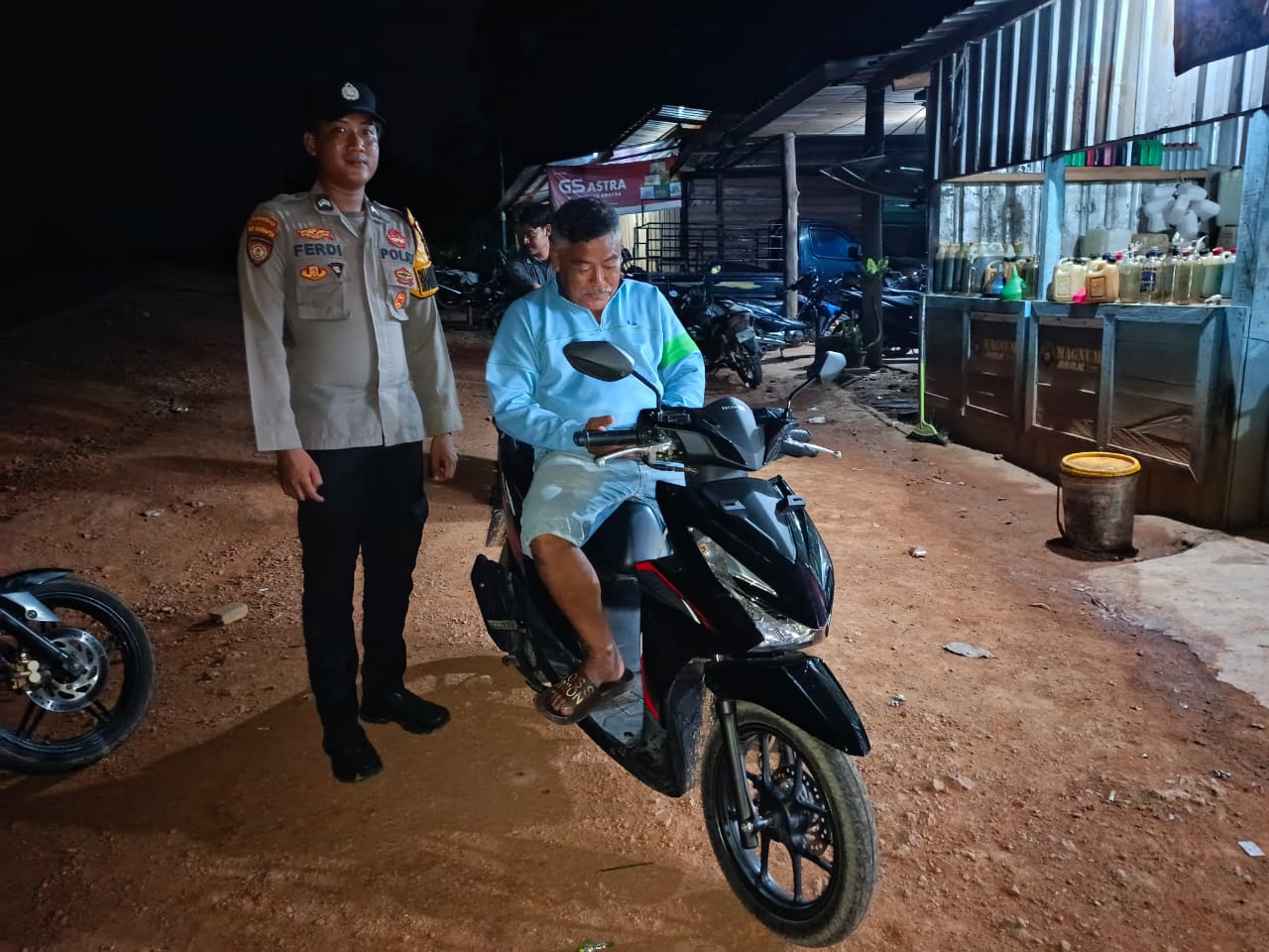 Piket Polsek Sambangi Warga yang sedang Berkendara agar Lebih Berhati-hati di Jalan