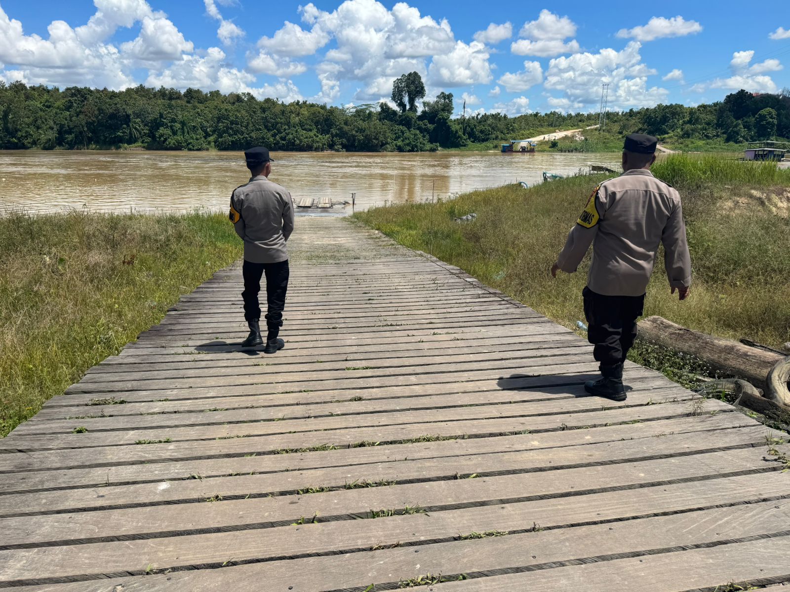 Dengan Patroli Dialogis, Polsek Tewang Sangalang Garing dan Pulau Malan Berikan Rasa Aman Kepada Masyarakat