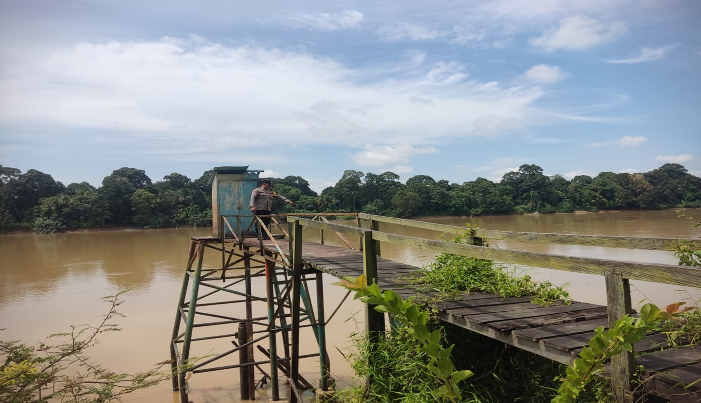 Deteksi Banjir, Polsek Tewang Sangalang Garing dan Pulau Malan Cek Ketinggian Debit Air