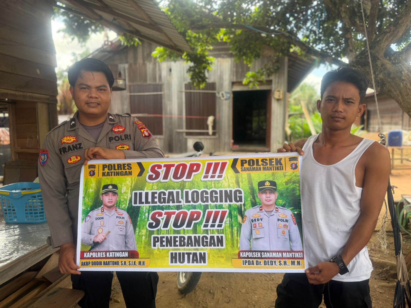 Bhabinkamtibmas laksanakan Sosialisasikan tentang larangan dan sangsi Pidana bagi pelaku Ileggal Logging kepada masyarakat di  Desa Binaan.