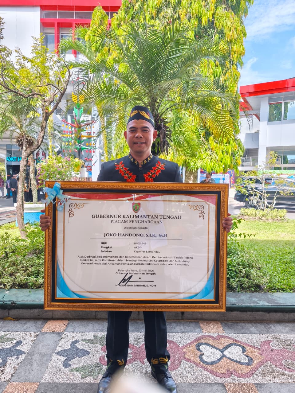KAPOLRES LAMANDAU TERIMA PIAGAM PENGHARGAAN DARI GUBERNUR KALIMANTAN TENGAH ATAS DEDIKASI DAN KOMITMEN DALAM PEMBERANTASAN NARKOBA