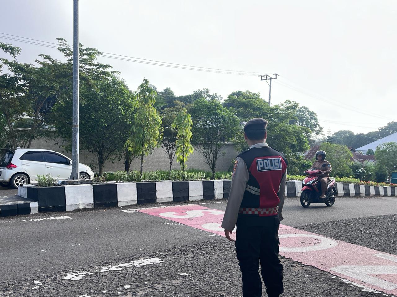 PERSONIL SATSAMAPTA POLRES LAMANDAU LAKSANAKAN PENGATURAN LALU LINTAS DAN BANTU PENYEBERANGAN ANAK SEKOLAH