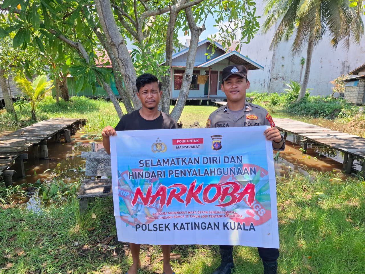 Sampaikan pesan Kamtibmas, Bhabinkamtibmas Polsek Katingan Kuala sambangi Warga.