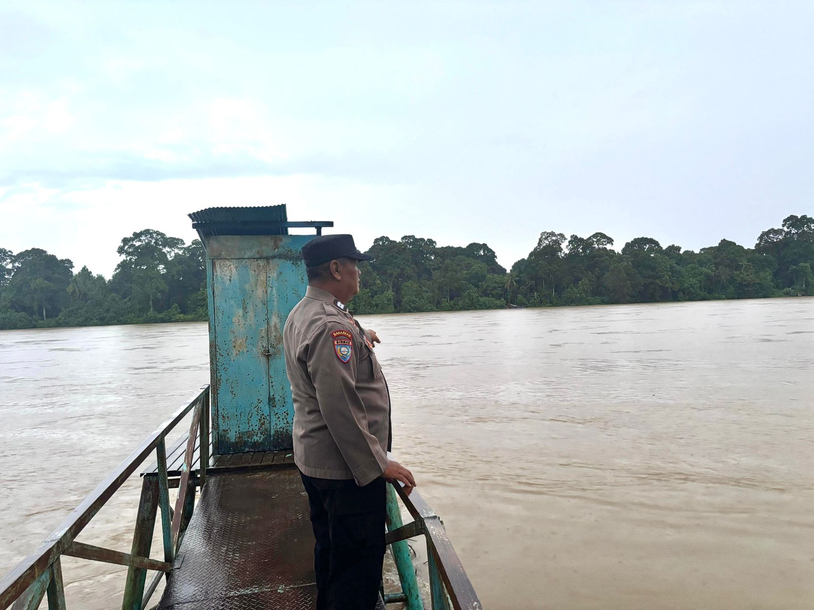 Deteksi Banjir, Polsek Tewang Sangalang Garing dan Pulau Malan Cek Ketinggian Debit Air