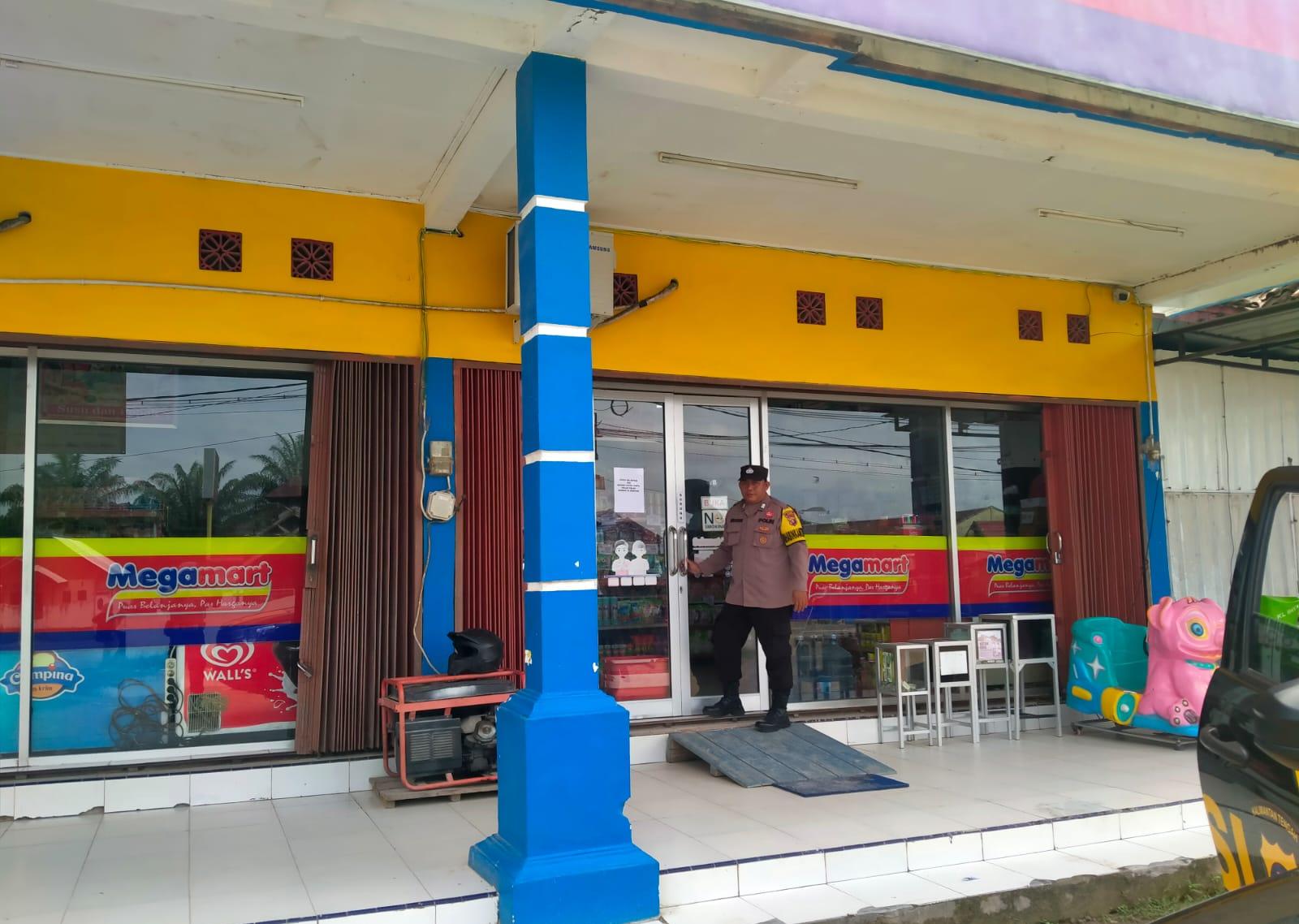 Polsek Sematu Jaya laksanakan patroli siang ke pusat perbelanjaan dan pusat aktivitas masyarakat
