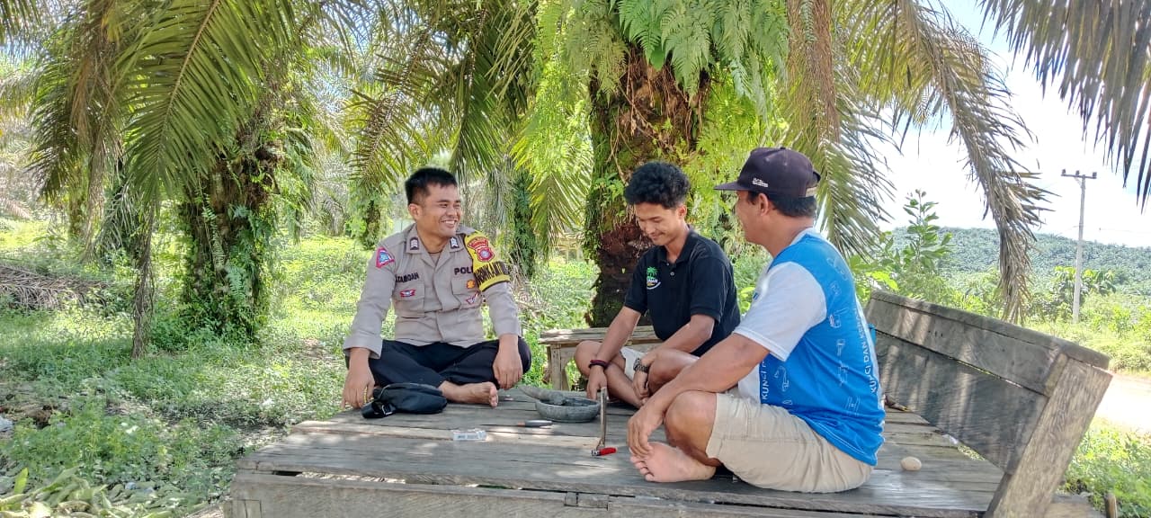 Bhabinkamtibmas Polsek Sematu Jaya Sambangi Warga Desa Bukit Makmur, Sampaikan Pesan Kamtibmas dan Bahaya Judi Online
