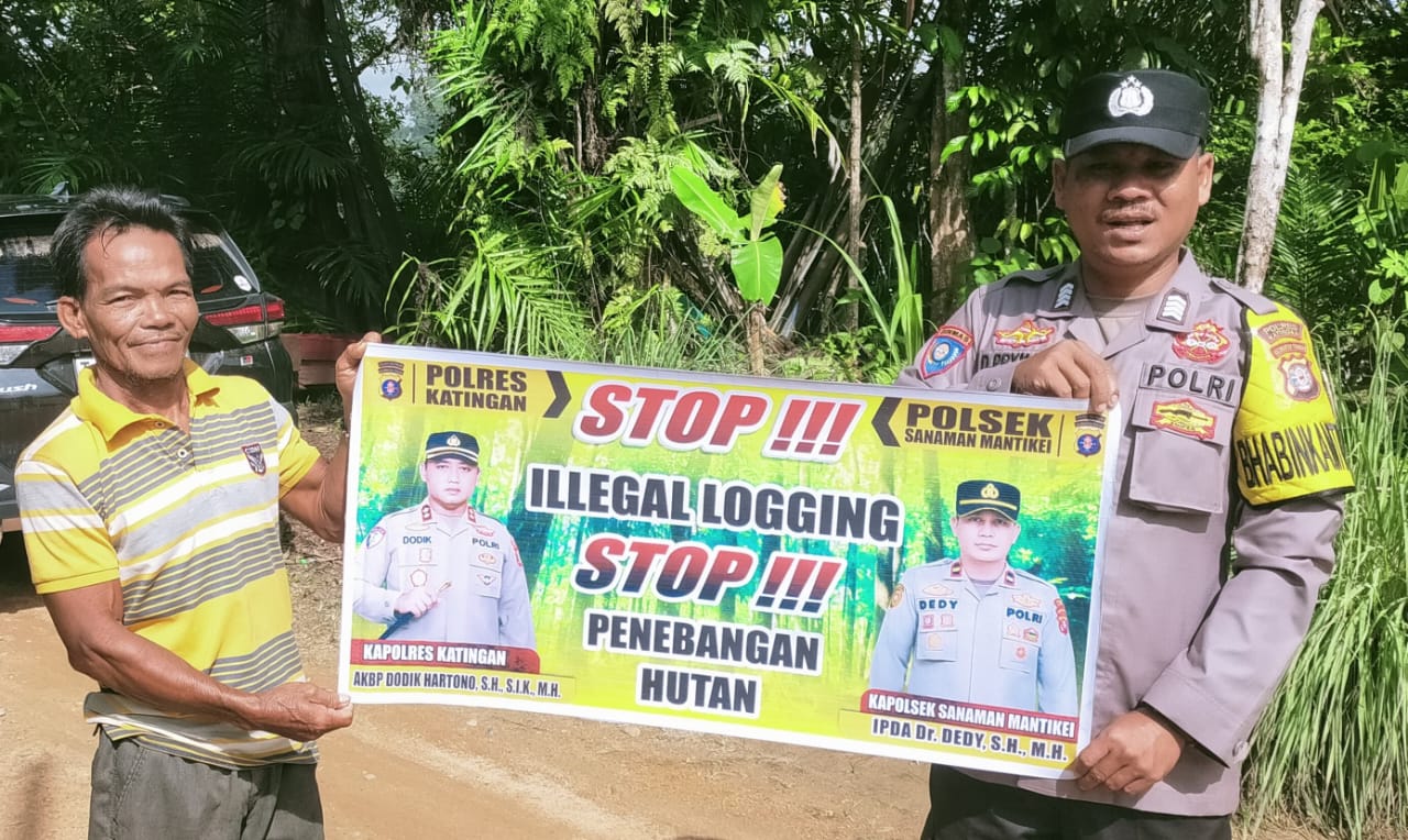 Bhabinkamtibmas laksanakan Sosialisasikan tentang larangan dan sangsi Pidana bagi pelaku Ileggal Logging kepada masyarakat di  Desa Binaan.