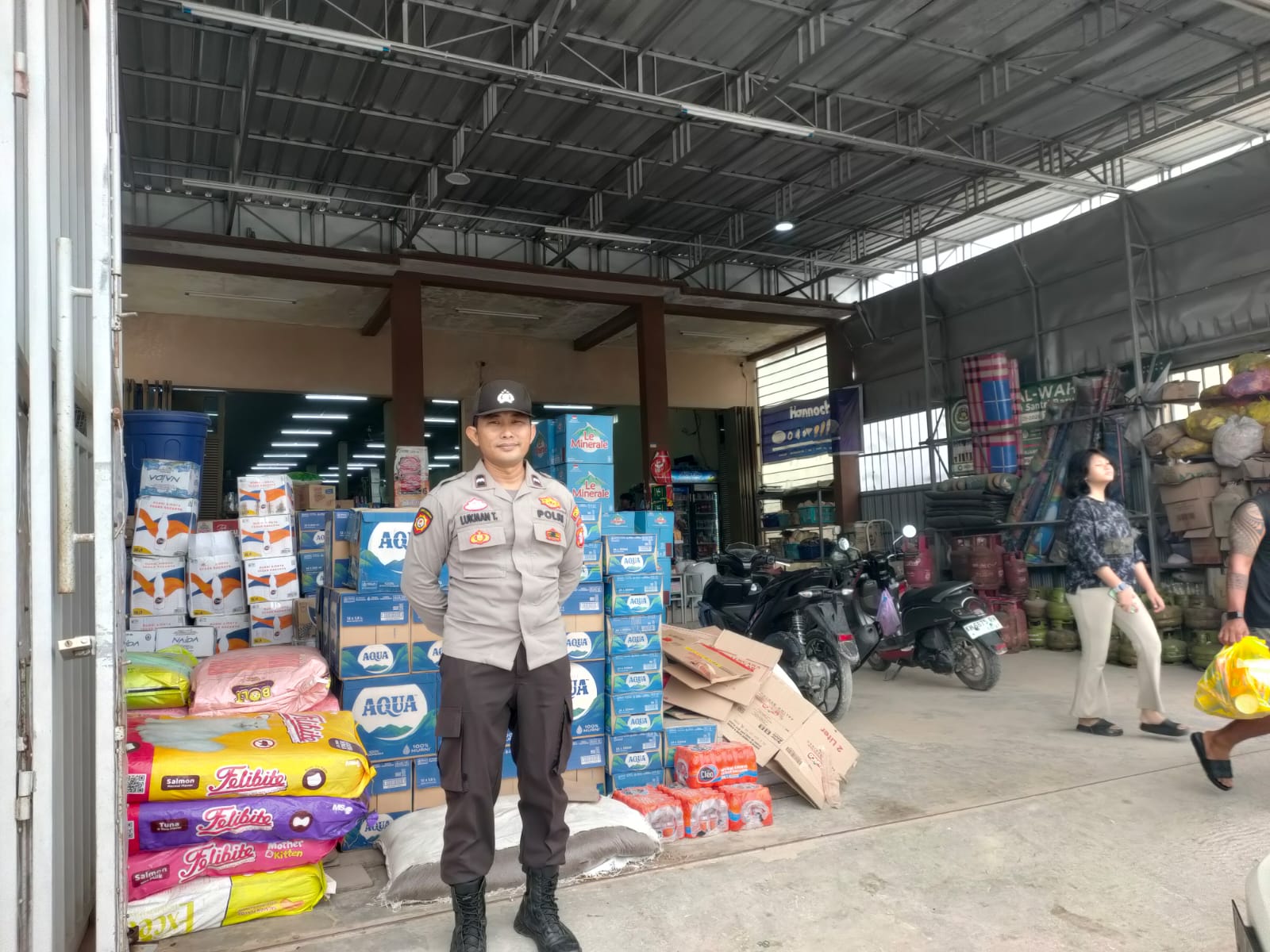 Polsek Sematu Jaya tingkatkan keamanan melalui patroli ke toko dan pusat keramaian