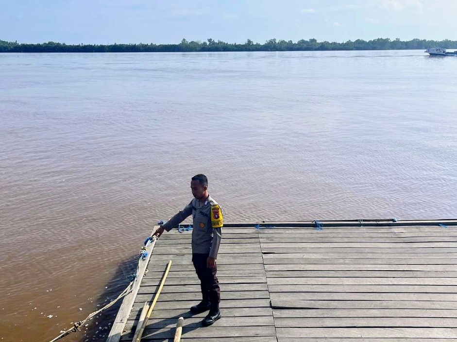 Antisipasi Terjadinya Bencana Banjir, Personil Polsek Katingan Kuala Rutin Melakukan Pengecekan Debit Air Di Wilayahnya