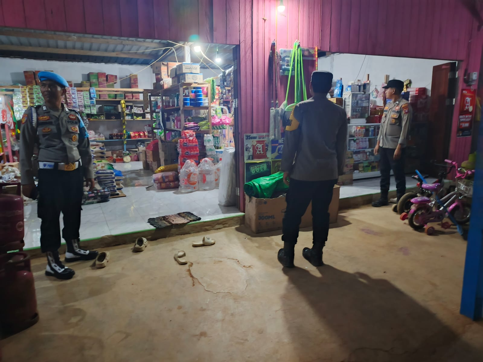 Polsek Lamandau sambangi pertokoan, serap informasi kamtibmas dari masyarakat