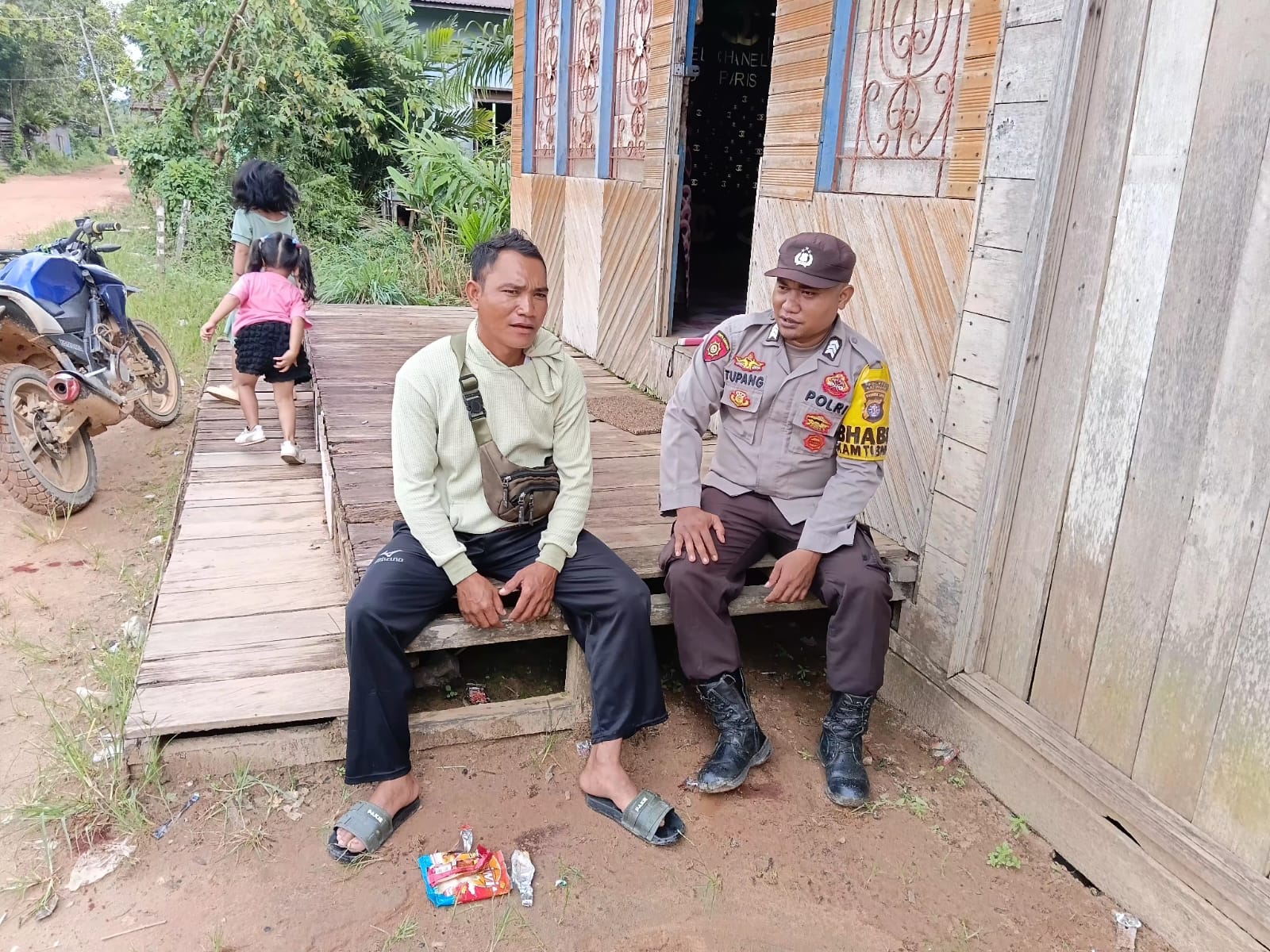 ‎Cooling System Piket Polsek Marikit Sambang warga binaandi Kec Marikit.