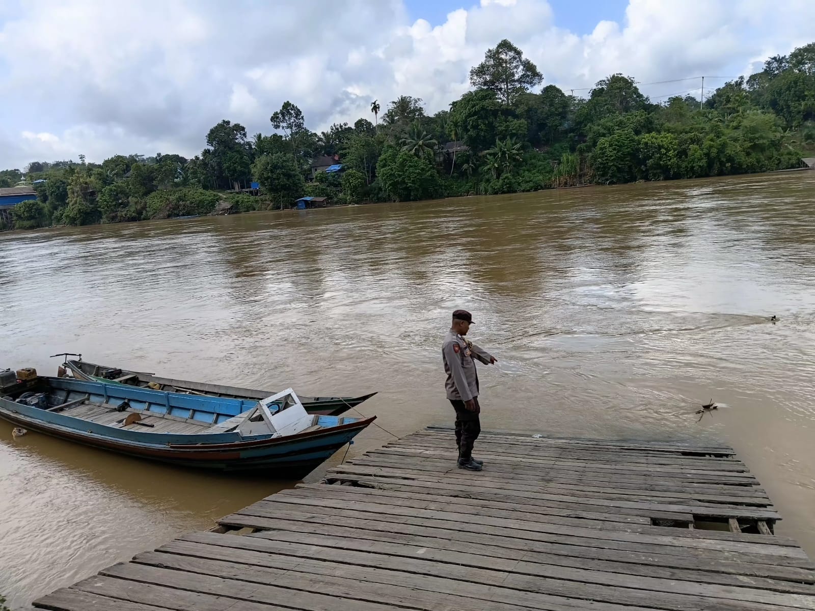 ‎Antisipasi Bencana Banjir, Personil Polsek Marikit Pantau Debit Air DAS Katingan.