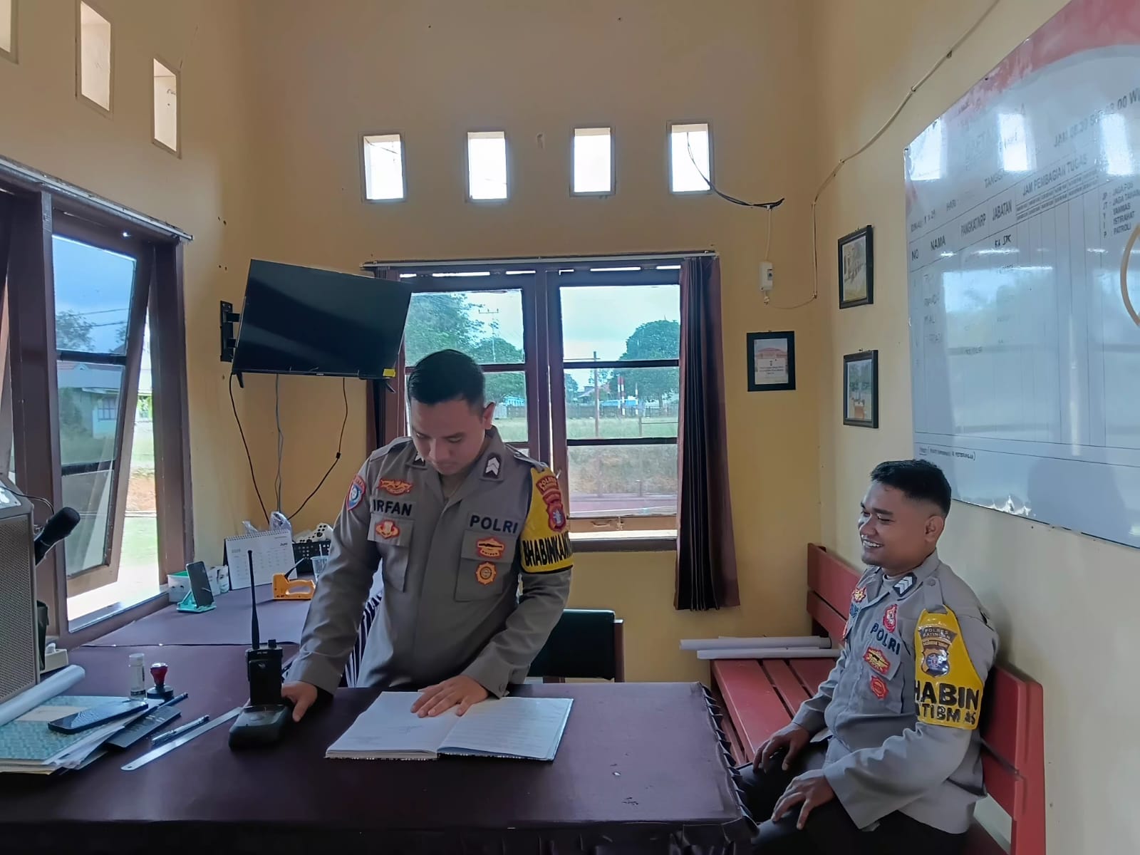 ‎Personil Polsek Marikit Stand By di Mako Penjagaan.