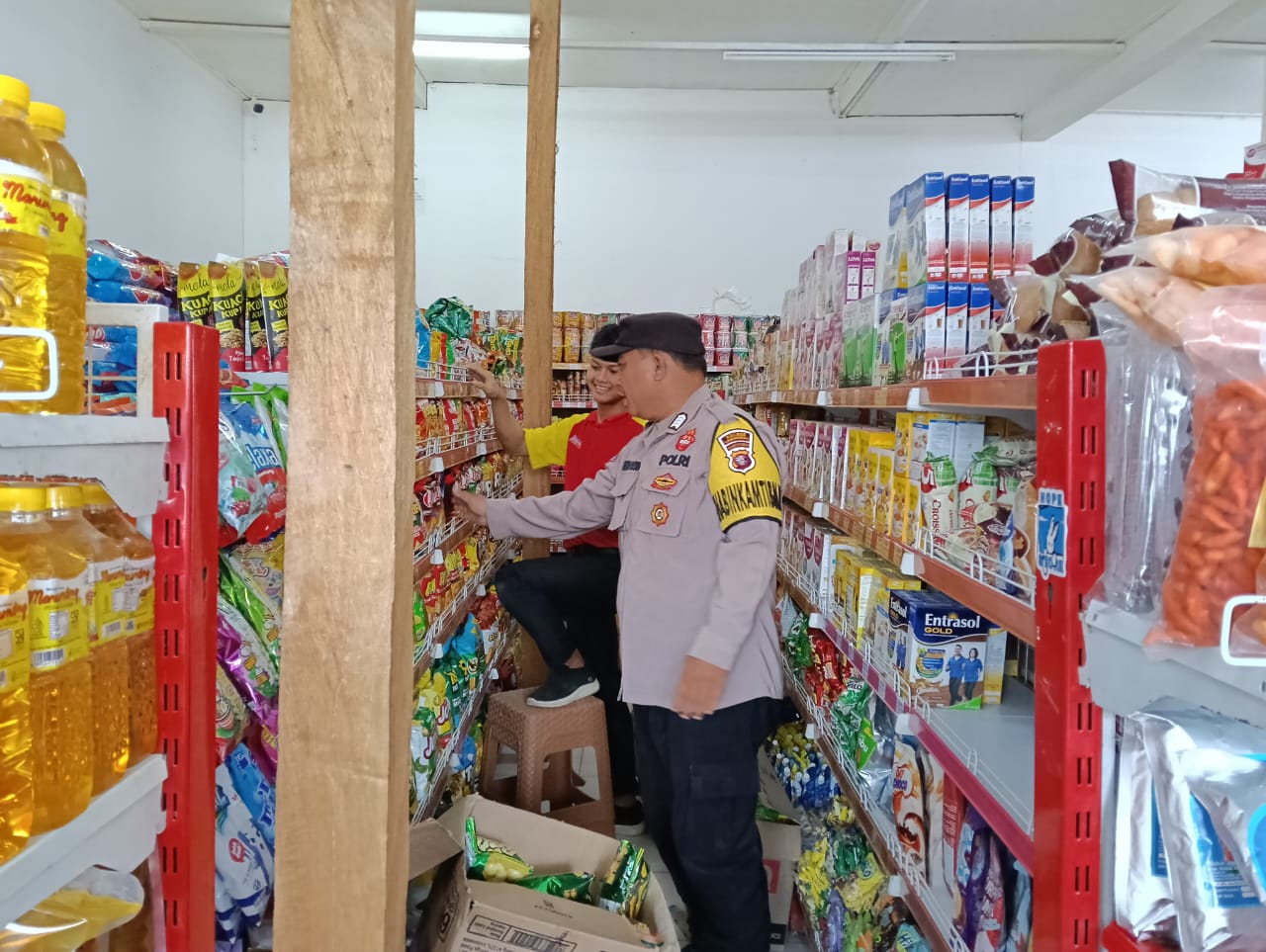 Anggota Polsek Sematu Jaya yang di pimpin langsung, Bripka Rubiansyah, melaksanakan patroli dialogis di Megamart Kecamatan Sematu Jaya guna memelihara siskamtibmas di wilayah Hukum Polsek Sematu Jaya.