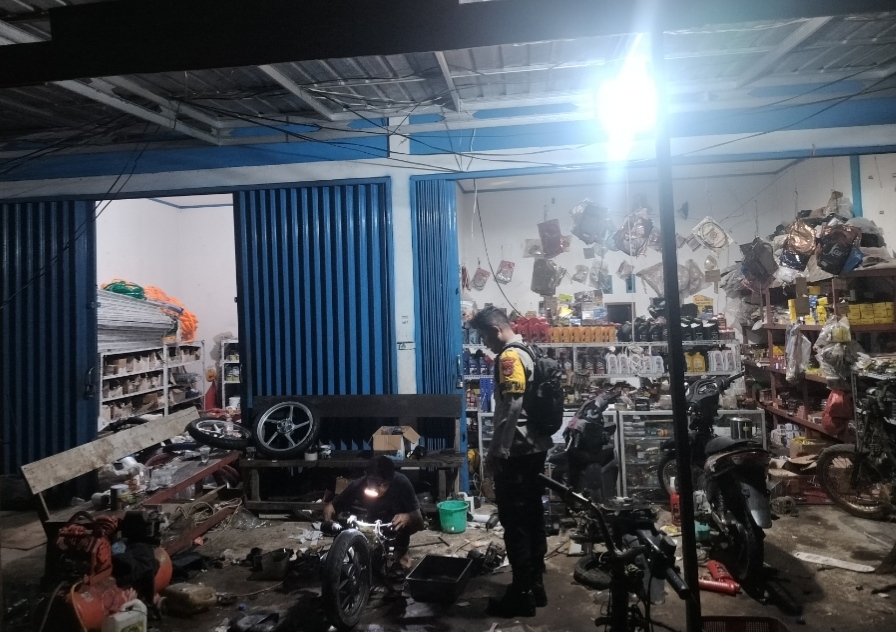 Peduli Keselamatan Pengendara, Polsek Delang Sosialisasikan Tertib Berlalu Lintas di Bengkel