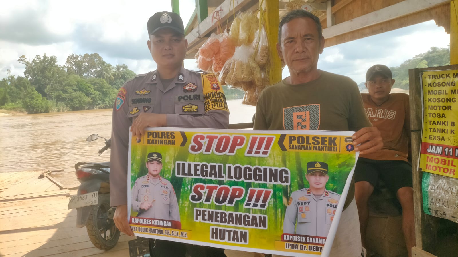 Bhabinkamtibmas laksanakan Sosialisasikan tentang larangan dan sangsi Pidana bagi pelaku Ileggal Logging kepada masyarakat di  Desa Binaan.
