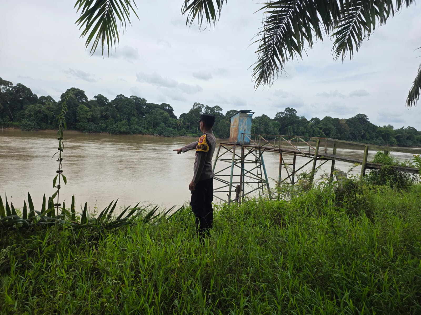 Deteksi Banjir, Polsek Tewang Sangalang Garing dan Pulau Malan Cek Ketinggian Debit Air