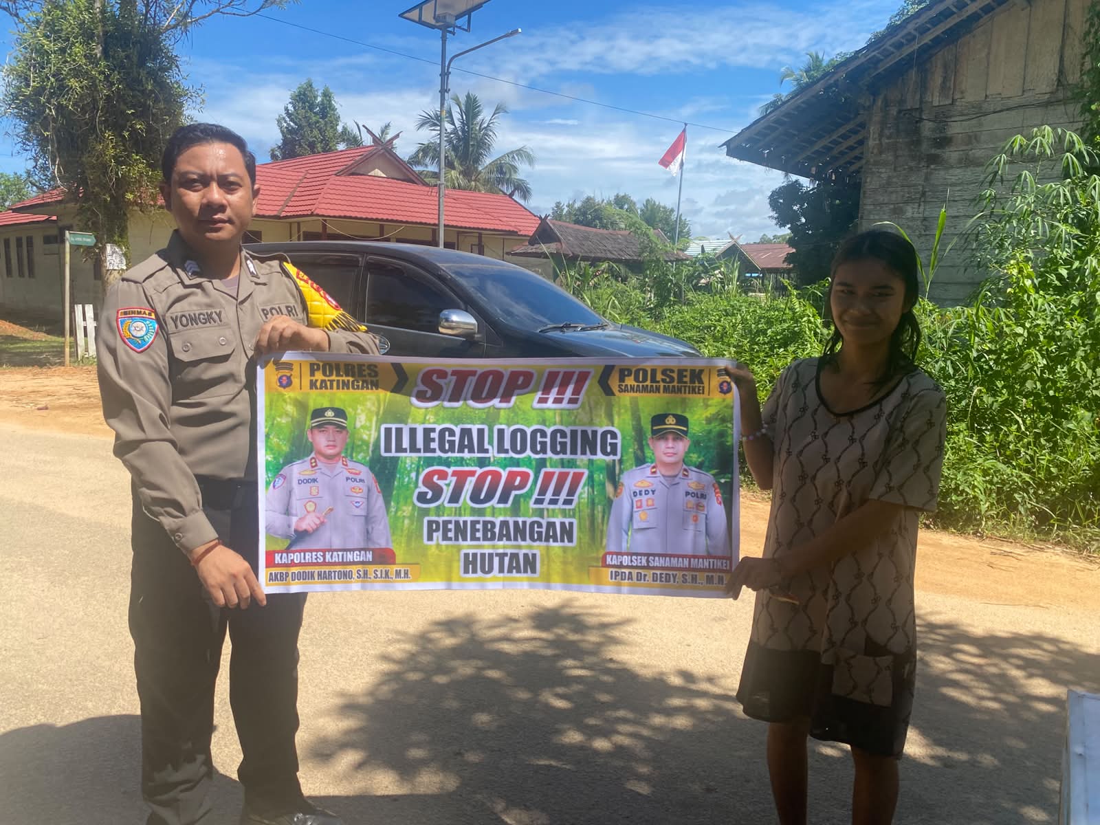 Bhabinkamtibmas laksanakan Sosialisasikan tentang larangan dan sangsi Pidana bagi pelaku Ileggal Logging kepada masyarakat di Desa Binaan.