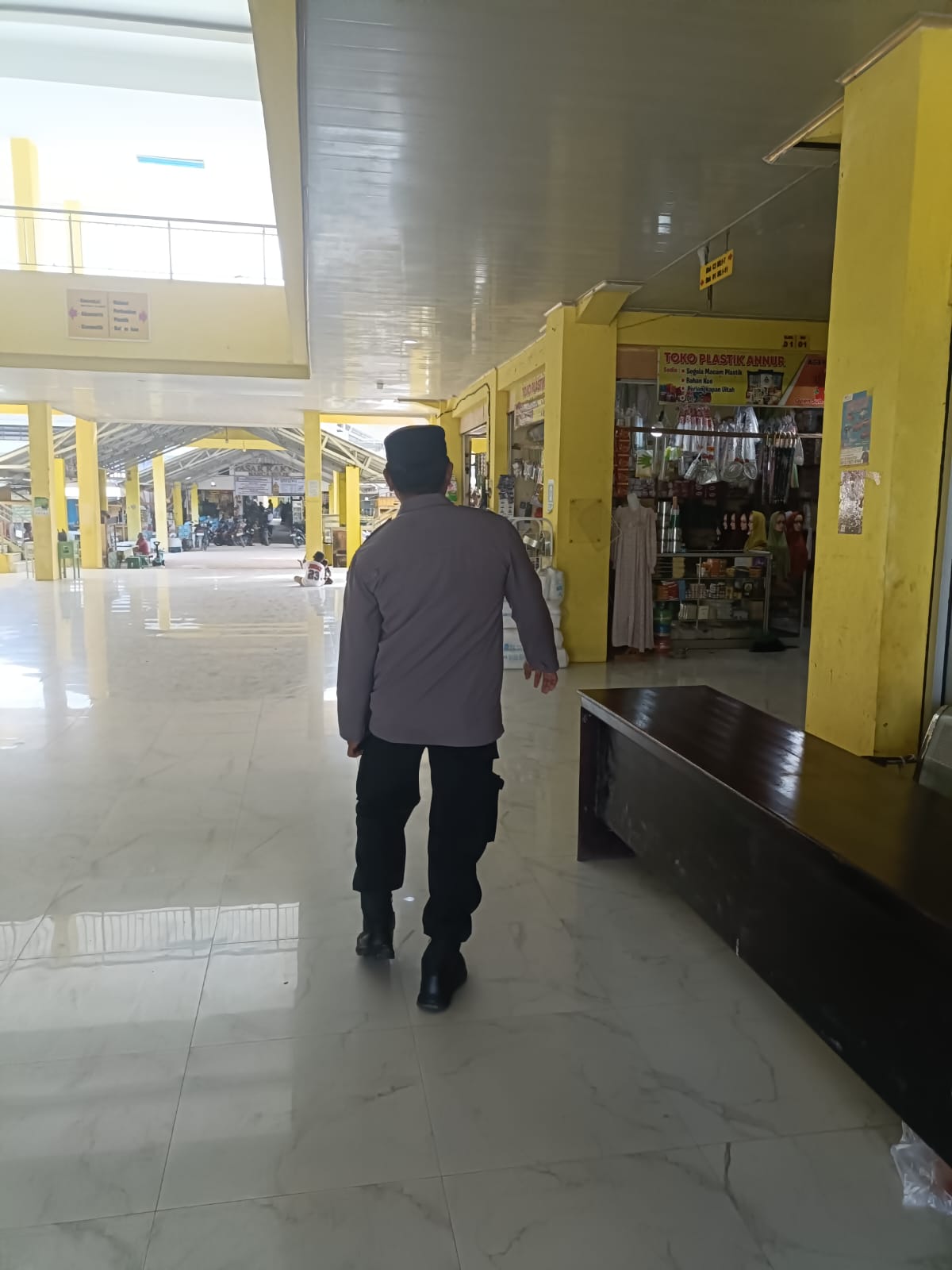 Patroli Pasar Induk, Polsek Bulik Tingkatkan Pengamanan Objek Vital Perekonomian