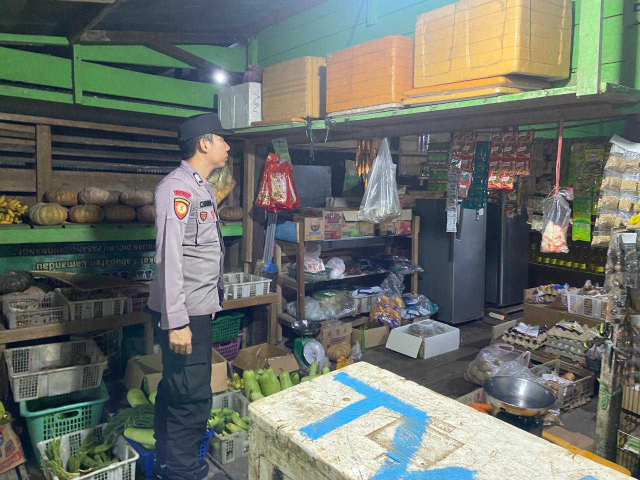 Personel Piket Polsek Delang Sambangi Warung Warga, Pererat Kedekatan dan Sampaikan Pesan Kamtibmas
