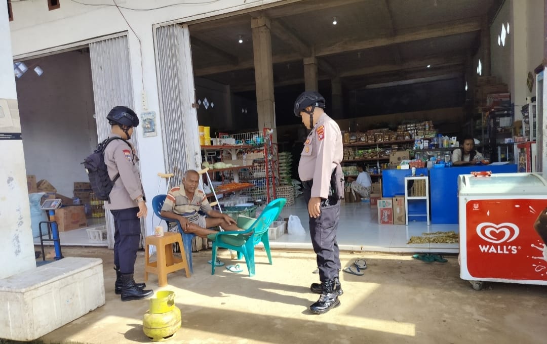 Sambangi Warung Warga, Polsek Delang Pererat Silaturahmi dan Sampaikan Pesan Kamtibmas