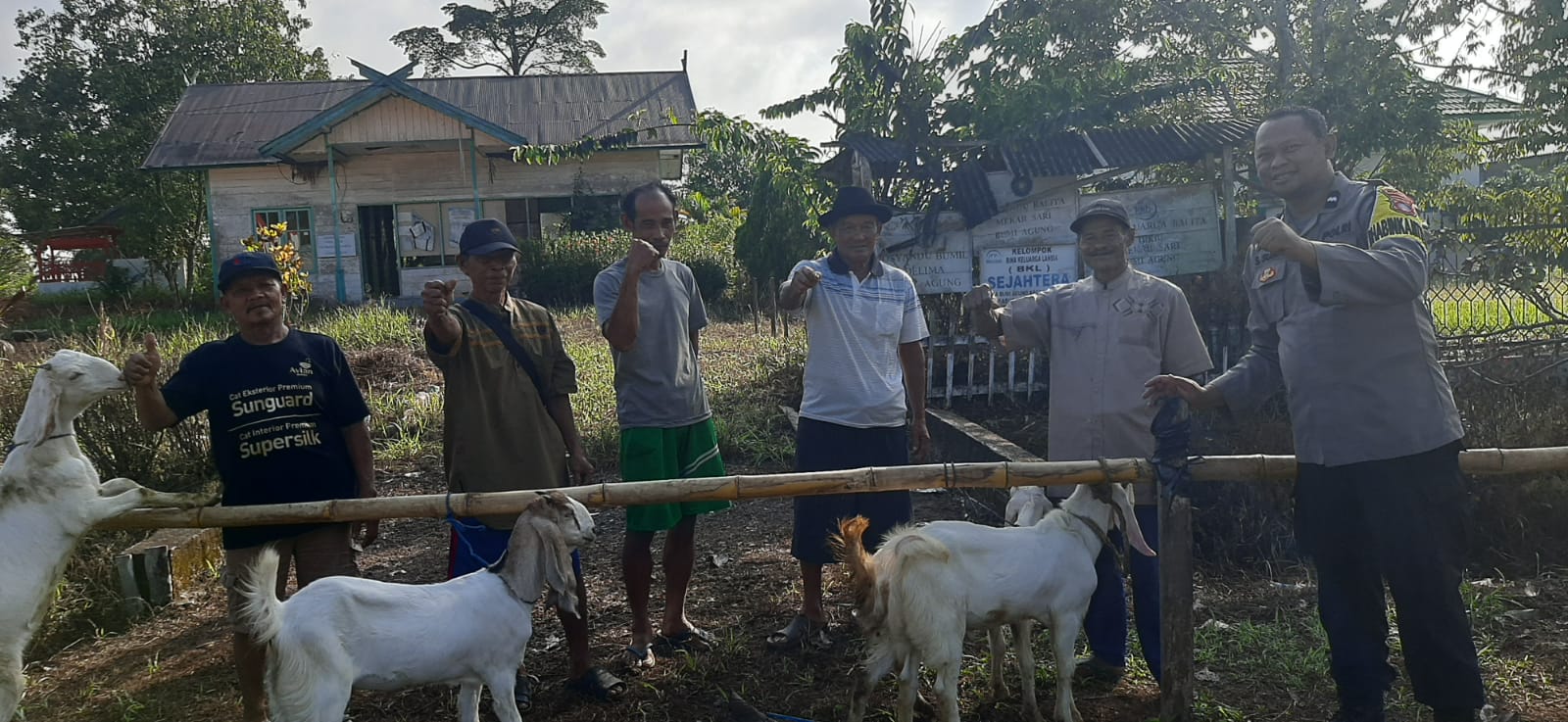 Sambangi Pasar Kambing, Bhabinkamtibmas Polsek Bulik Dukung Peternak dan Perkuat Ketahanan Pangan