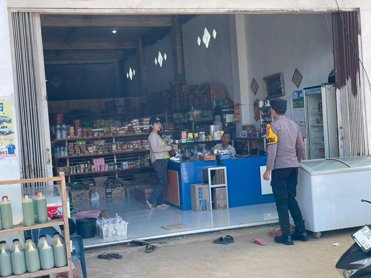 Sambangi Warung Warga, Polsek Delang Perkuat Komunikasi dan Jaga Kamtibmas