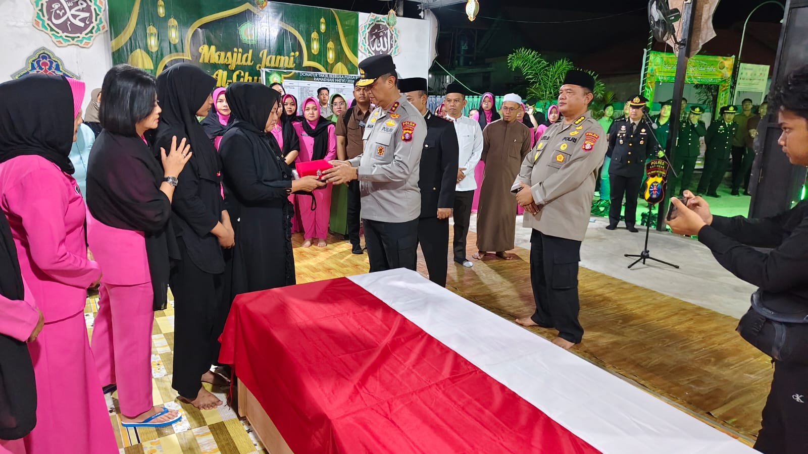 Kapolda Kalteng Beri Penghormatan Terakhir kepada Aiptu Sumariyanto yang Gugur Saat Bertugas