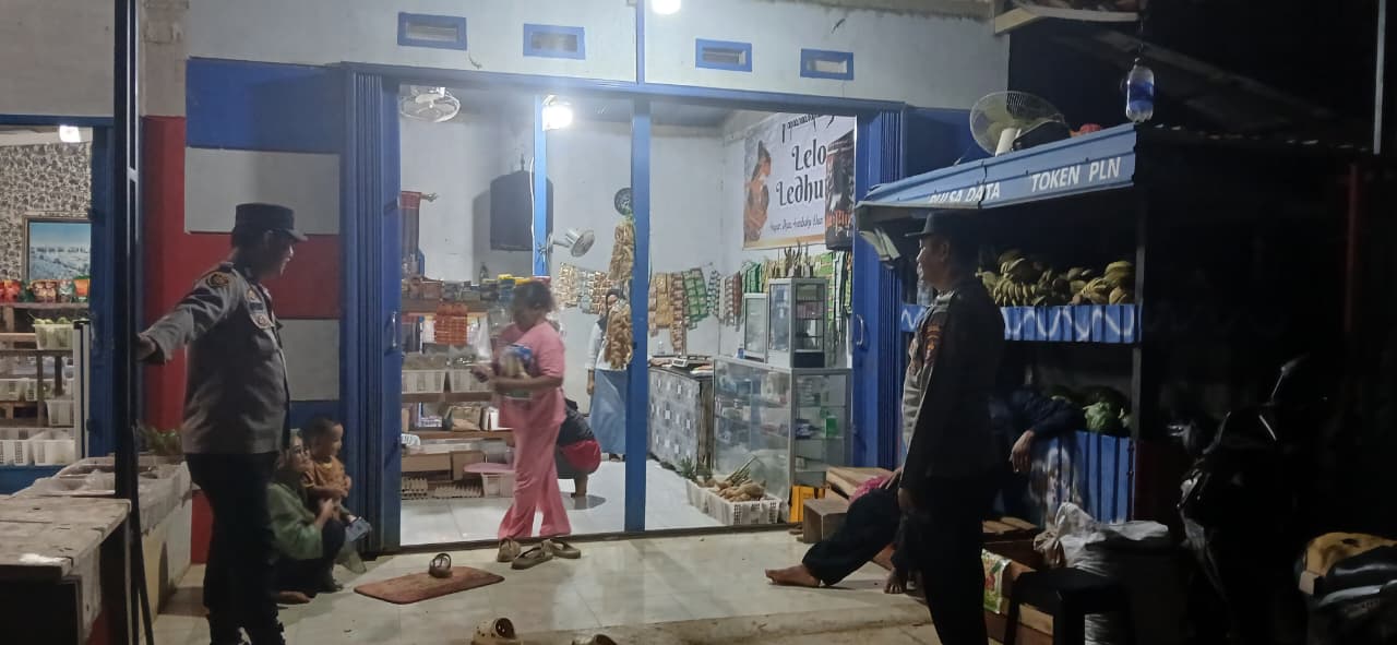 Sambangi Warung Warga pada Malam Hari, Polsek Lamandau Perkuat Kemitraan dan Jaga Kamtibmas