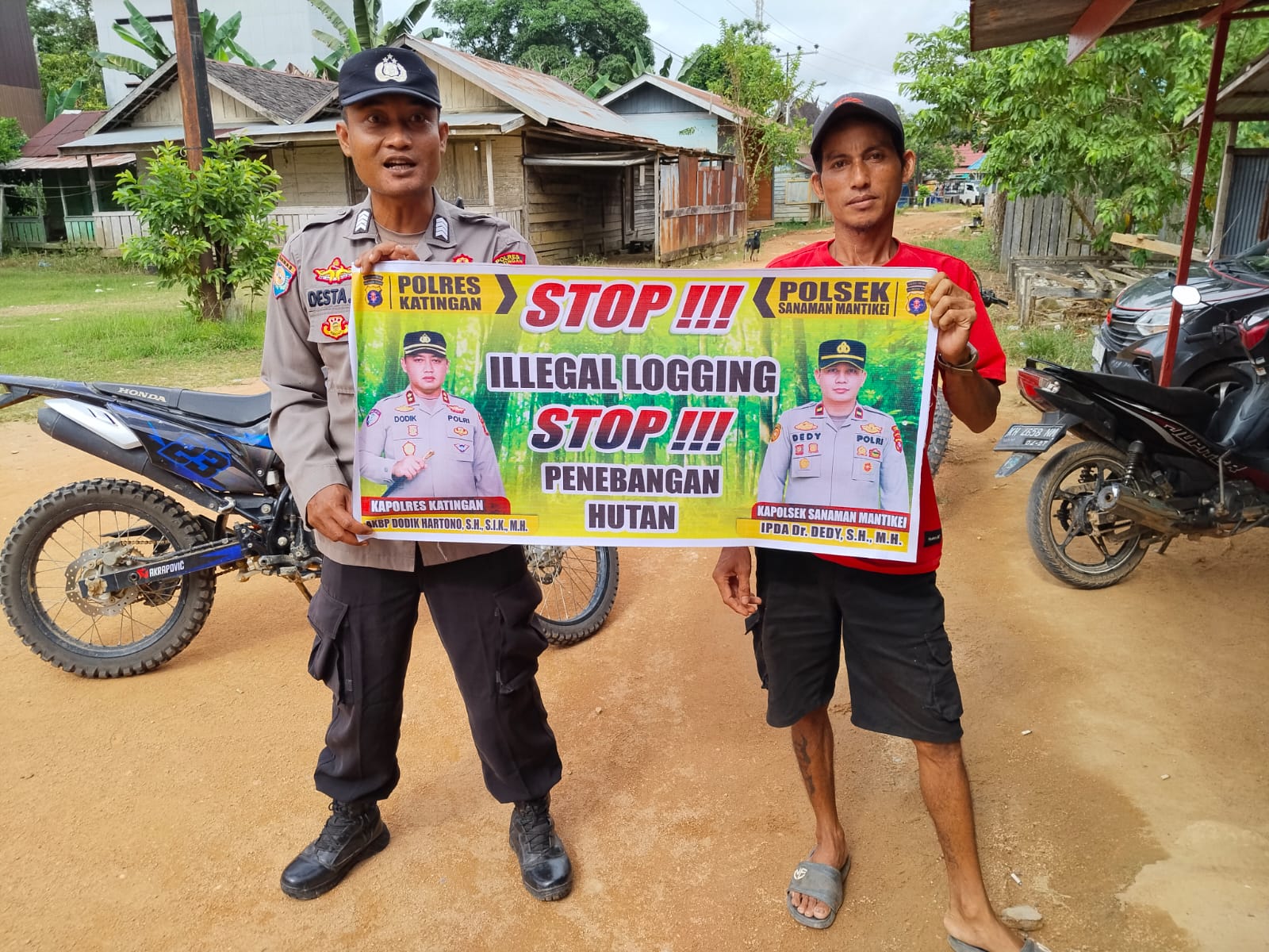 Bhabinkamtibmas laksanakan Sosialisasi kan tentang larangan dan sangsi Pidana bagi pelaku Ileggal Logging kepada masyarakat di Desa Binaan.
