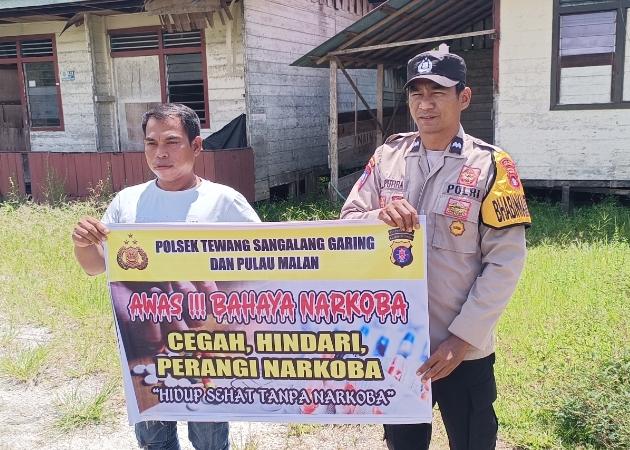 ‎Melalui Media Spanduk, Polsek Tewang Sangalang Garing dan Pulau Malan Imbau Warga Tidak Terjerumus  Penyalahgunaan Narkoba.
