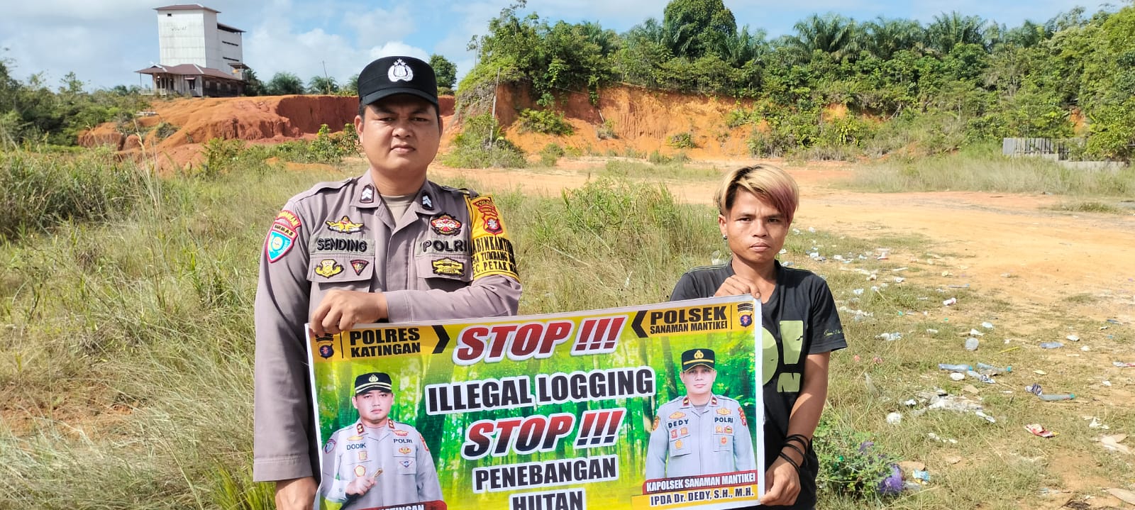 Bhabinkamtibmas laksanakan Sosialisasikan tentang larangan dan sangsi Pidana bagi pelaku Ileggal Logging kepada masyarakat di  Desa Binaan.