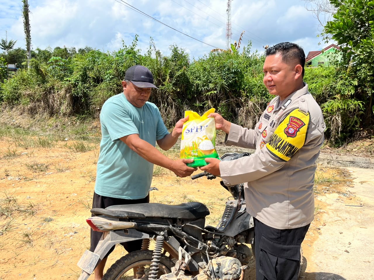 Dukung Stabilisasi Harga Pangan, Bhabinkamtibmas Polsek Bulik Timur Kawal Pemasaran Beras SPHP