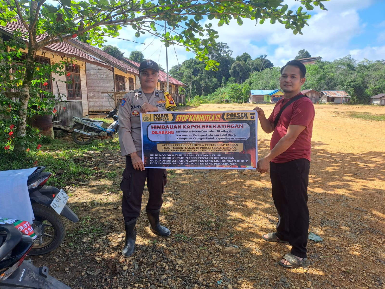 Upaya Pencegahan Kebakaran Hutan dan Lahan di Kecamatan Katingan Hulu dan Bukit Raya, Bhabinkamtibmas sosialisasi kepada masyarakat.