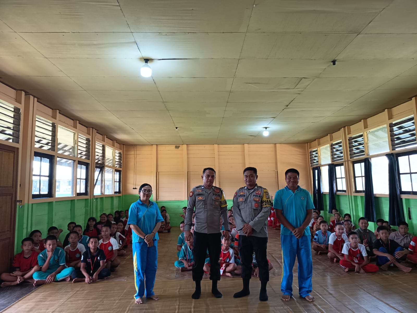 TANAMKAN SEJAK DINI, POLSEK MARIKIT SOSIALISASI BAHAYA NARKOBA DI MPLS SMP N 1 MARIKIT