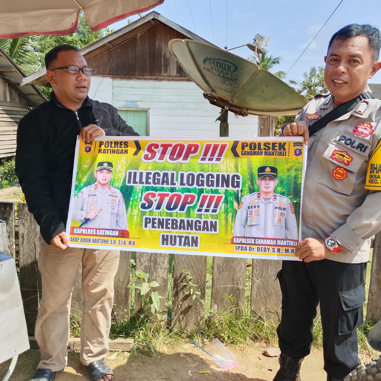 Bhabinkamtibmas laksanakan Sosialisasi kan tentang larangan dan sangsi Pidana bagi pelaku Ileggal Logging kepada masyarakat di Desa Binaan.