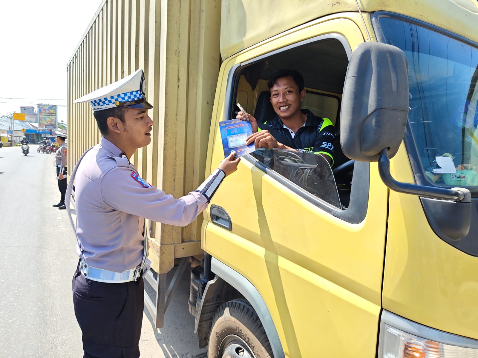 Pembagian Brosur Keselamatan Berlalu Lintas Kepada masyarakat.