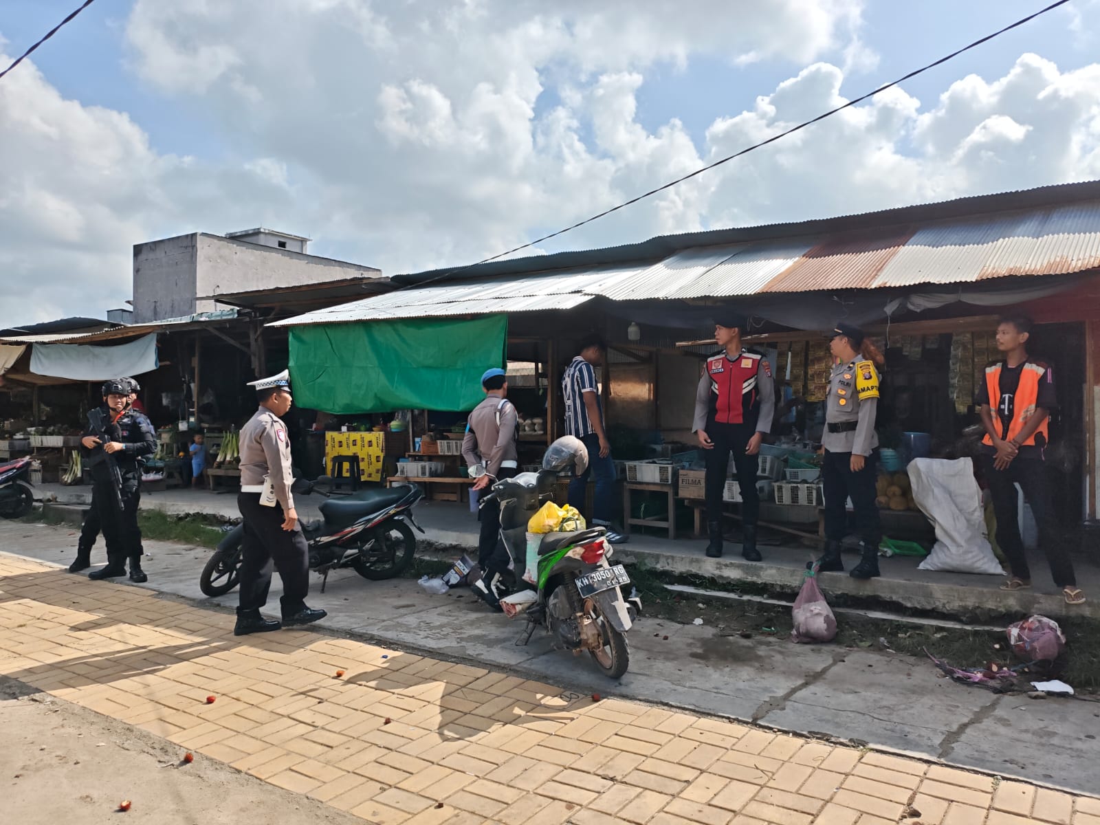Personel Gabungan Polres Lamandau dan Brimob Laksanakan Patroli ke Sejumlah Objek Vital Polri dan Pemerintahan