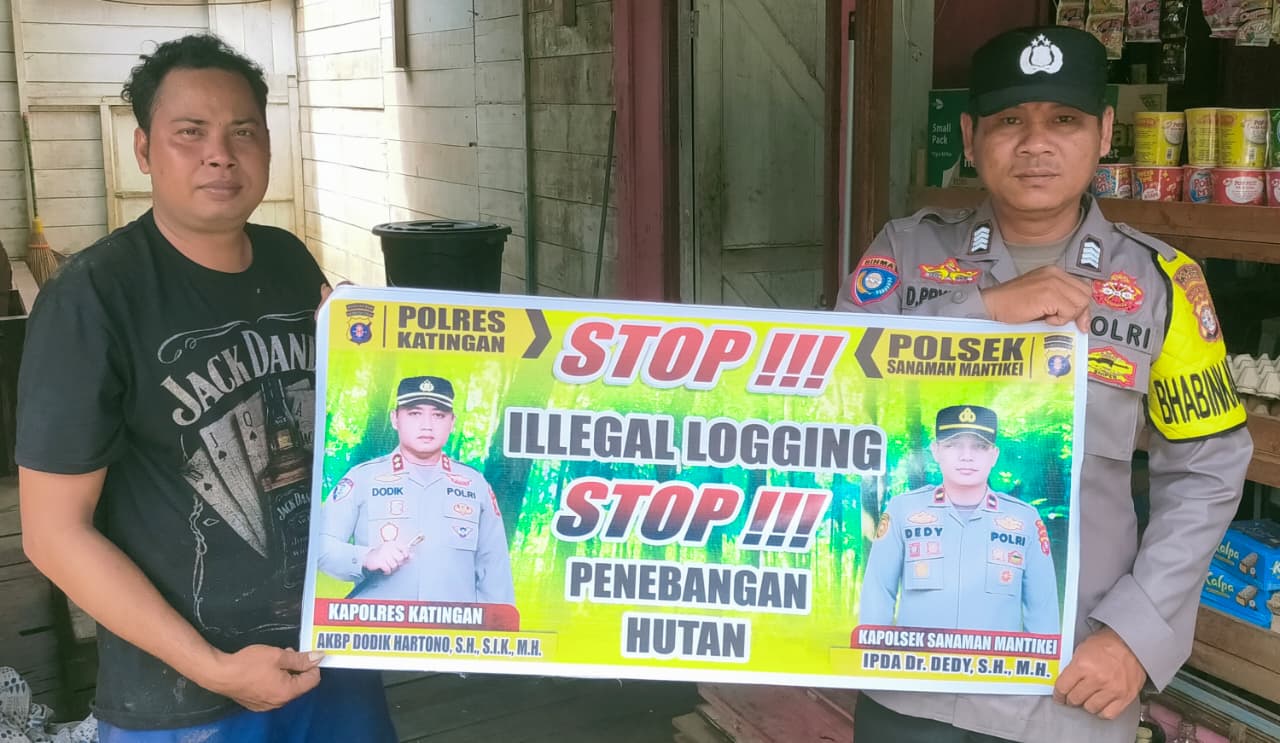 Bhabinkamtibmas laksanakan Sosialisasikan tentang larangan dan sangsi Pidana bagi pelaku Ileggal Logging kepada masyarakat di Desa Binaan.