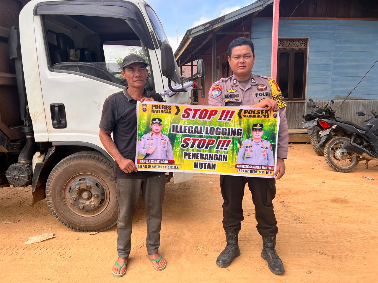 Bhabinkamtibmas laksanakan Sosialisasikan tentang larangan dan sangsi Pidana bagi pelaku Ileggal Logging kepada masyarakat di  Desa Binaan.