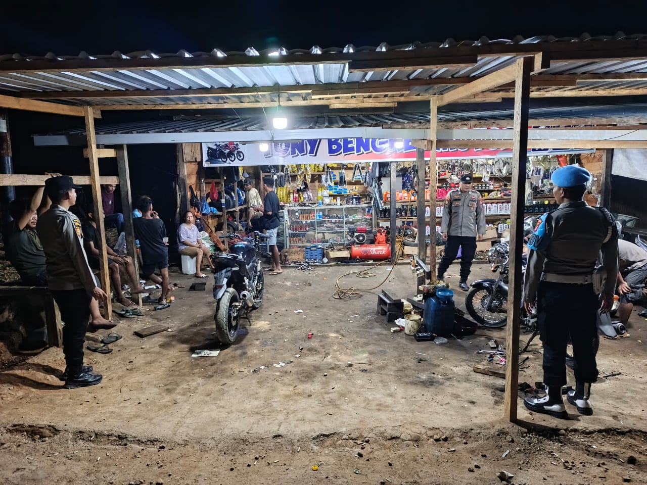 Patroli Malam, Polsek Lamandau Sambangi Bengkel Warga untuk Perkuat Kamtibmas