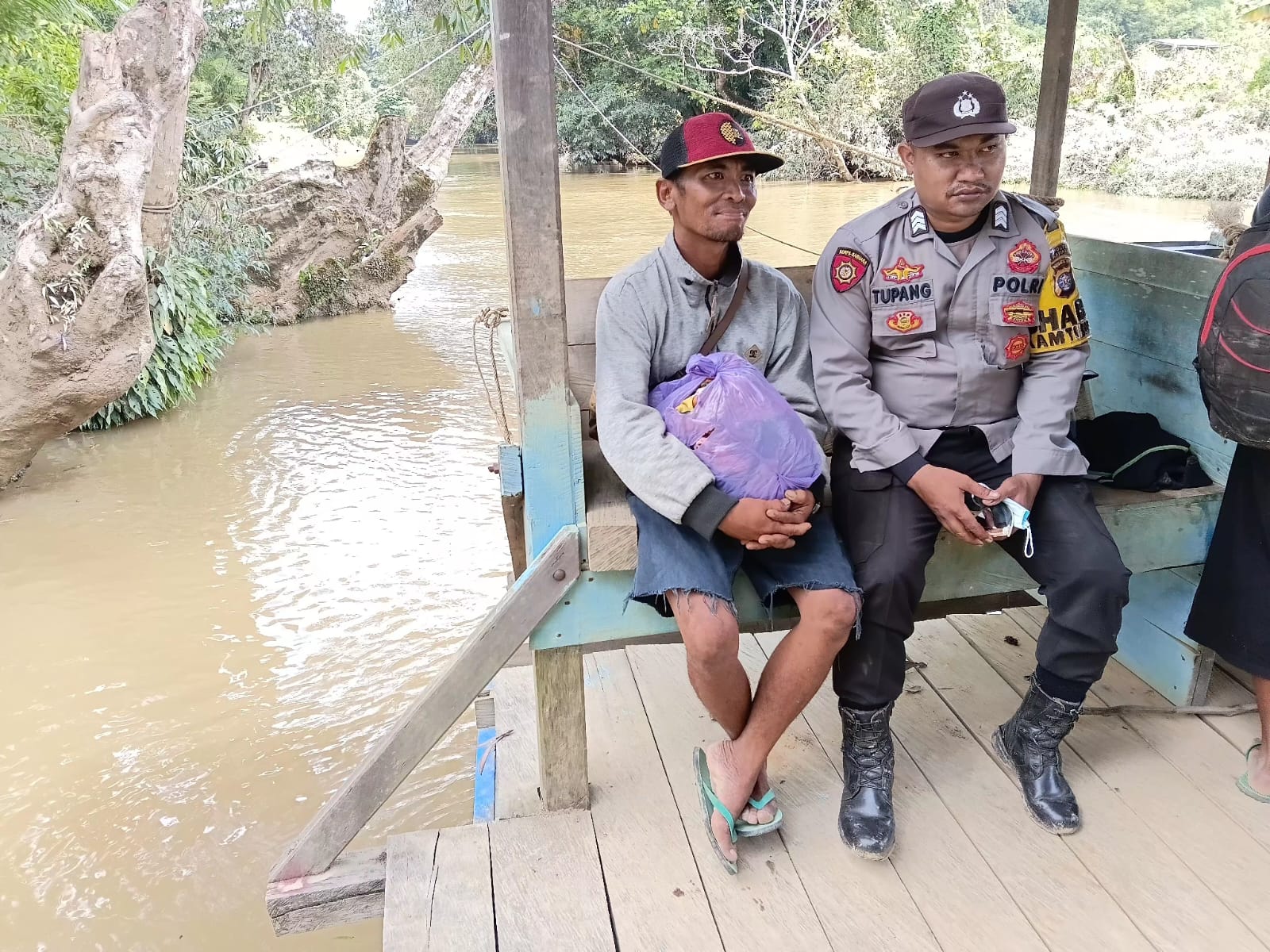 PERERAT SILATURAHMI DAN JAGA KAMTIBMAS, BHABINKAMTIBMAS POLSEK MARIKIT LAKSANAKAN SAMBANG “COOLING SYSTEM” DI DESA TUMBANG DAKEI
