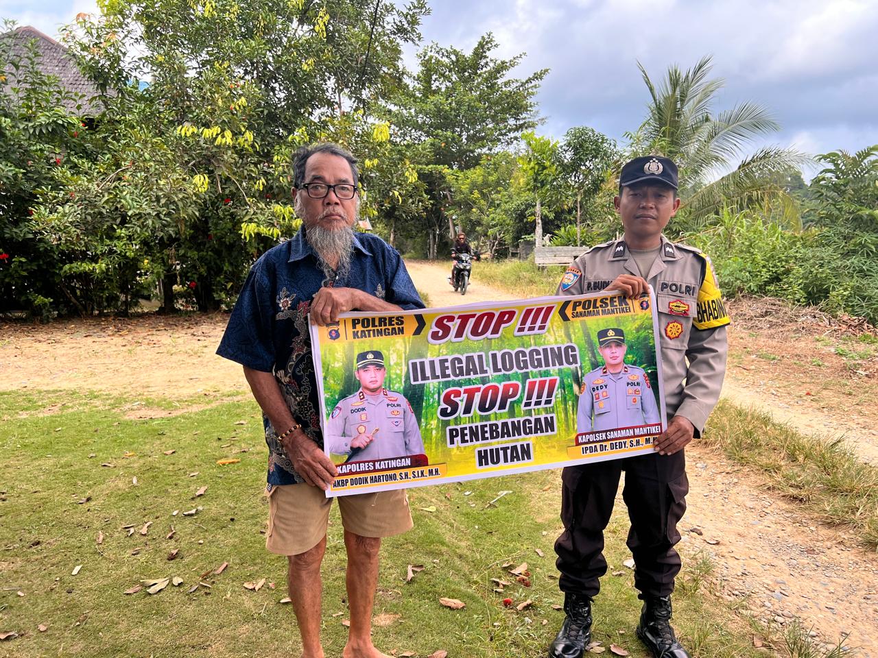 Bhabinkamtibmas laksanakan Sosialisasikan tentang larangan dan sangsi Pidana bagi pelaku Ileggal Logging kepada masyarakat di  Desa Binaan.