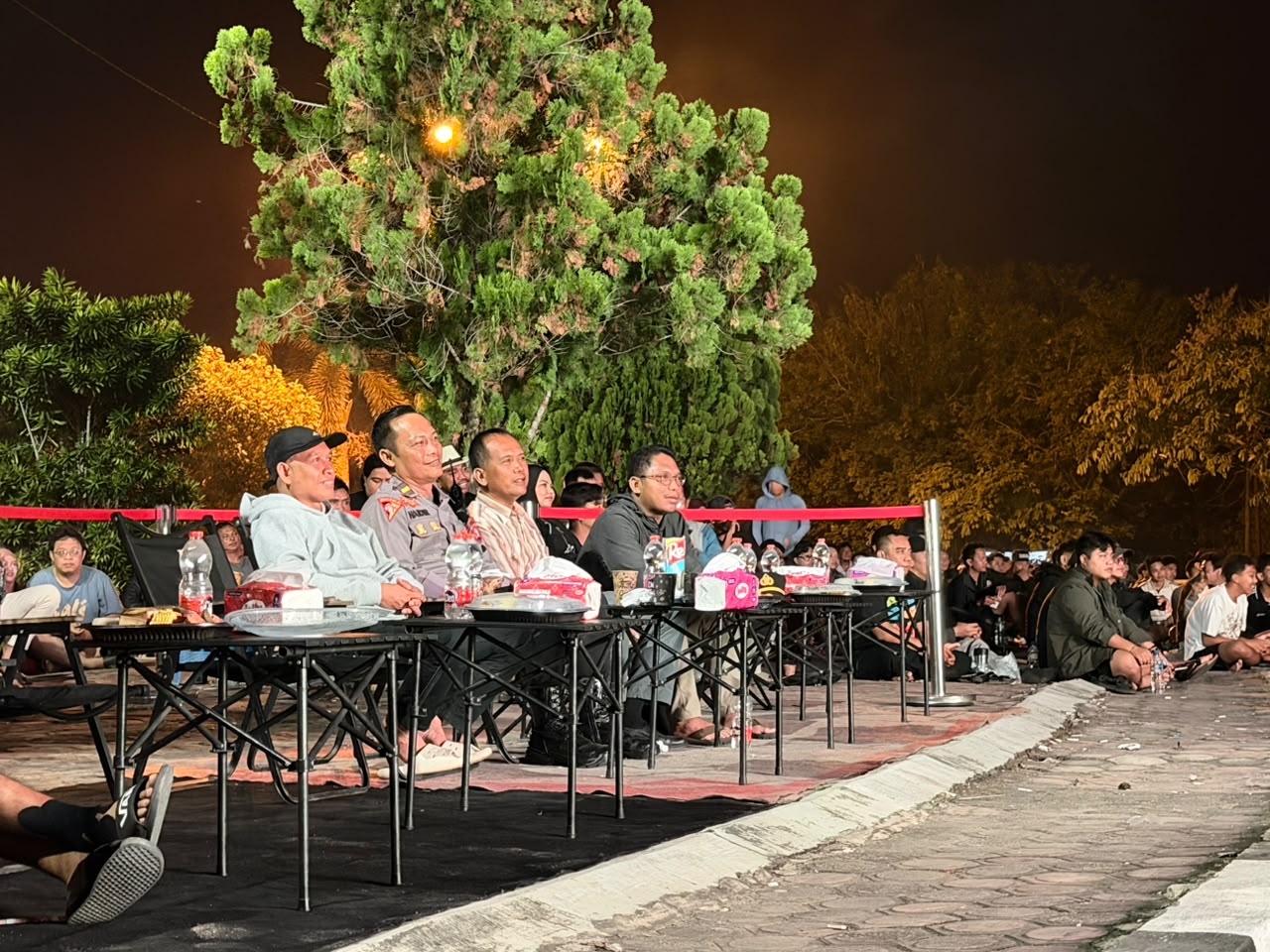 Nobar Aman, Suporter Nyaman! Personel Polres Lamandau Kawal Keseruan di Bundaran Rusa
