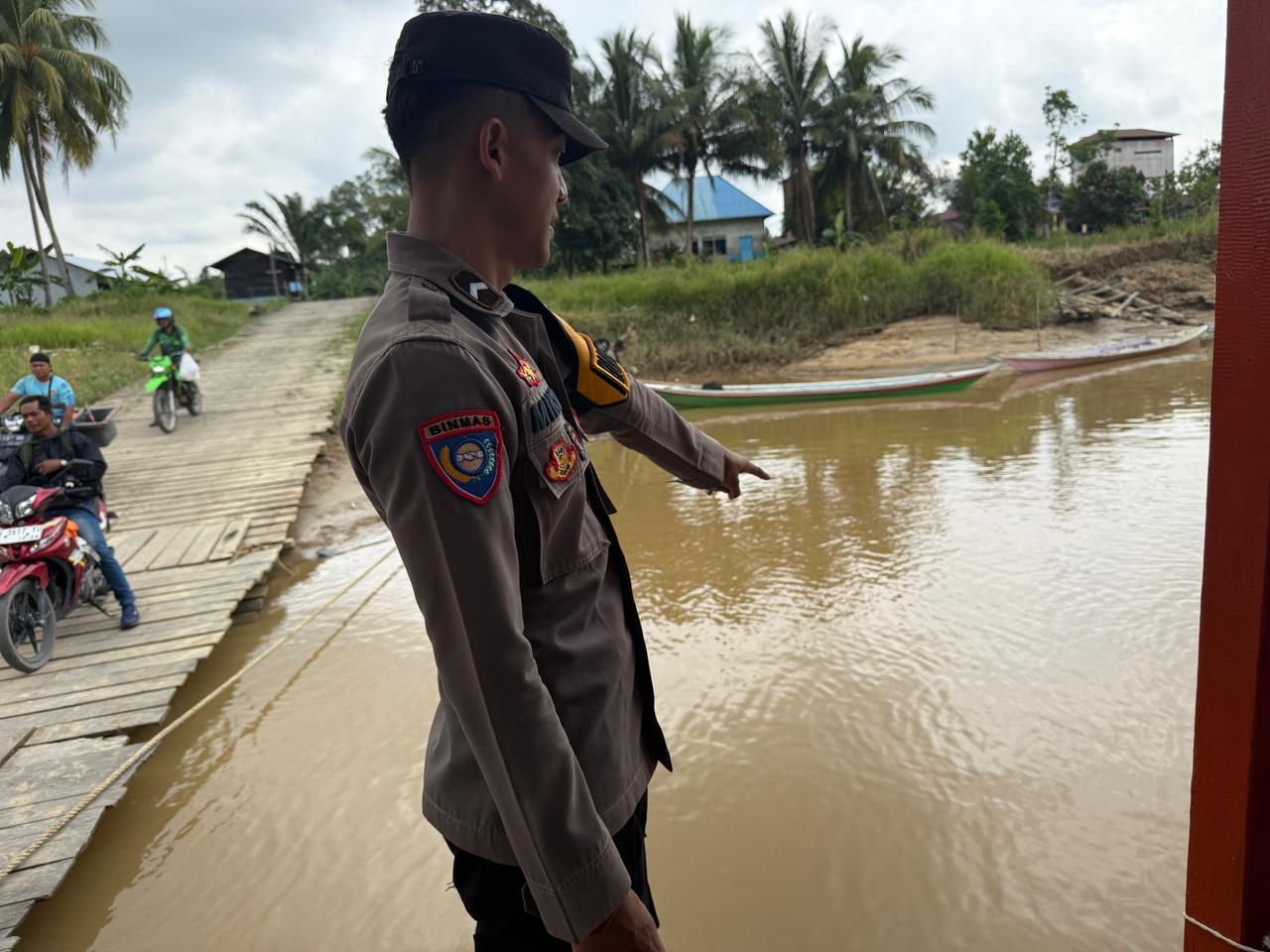 Deteksi Banjir, Polsek Tewang Sangalang Garing dan Pulau Malan Cek Ketinggian Debit Air
