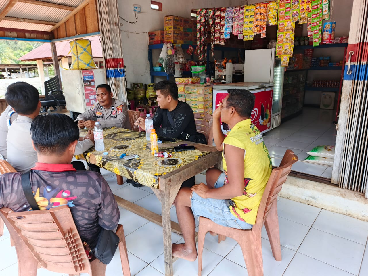 Polsek Lamandau Laksanakan Patroli Dialogis di Warung, Sampaikan Pesan Kamtibmas