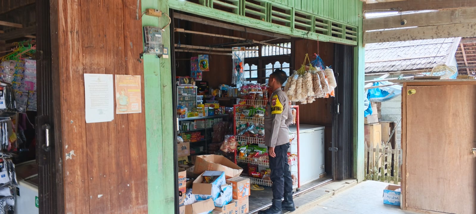 Polsek Delang Sambangi Warung Warga, Monitoring Situasi Kamtibmas