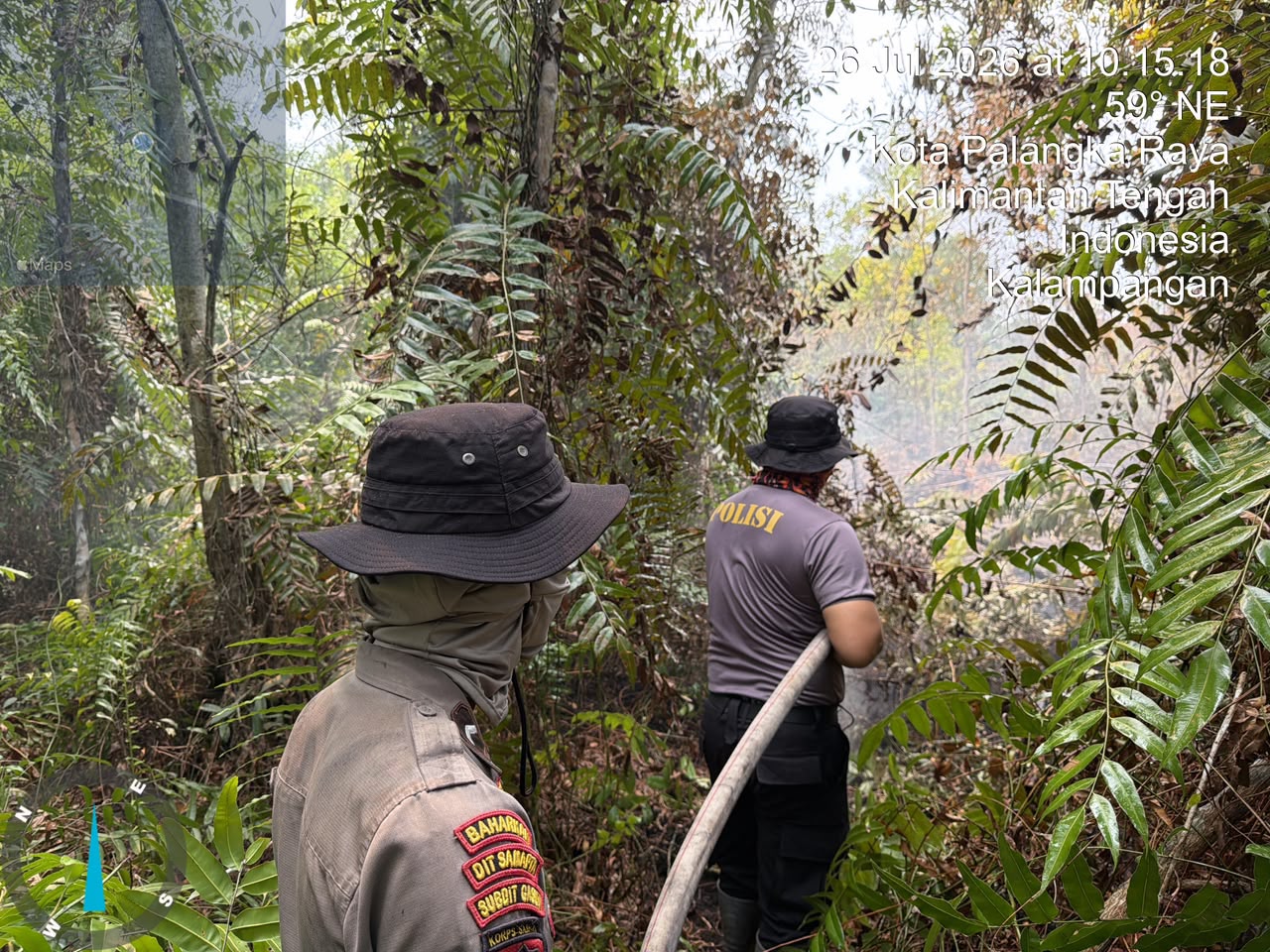 Cegah Api Kembali Membara, Personel Dirsamapta Lakukan Pembasahan Lahan di Kalampangan