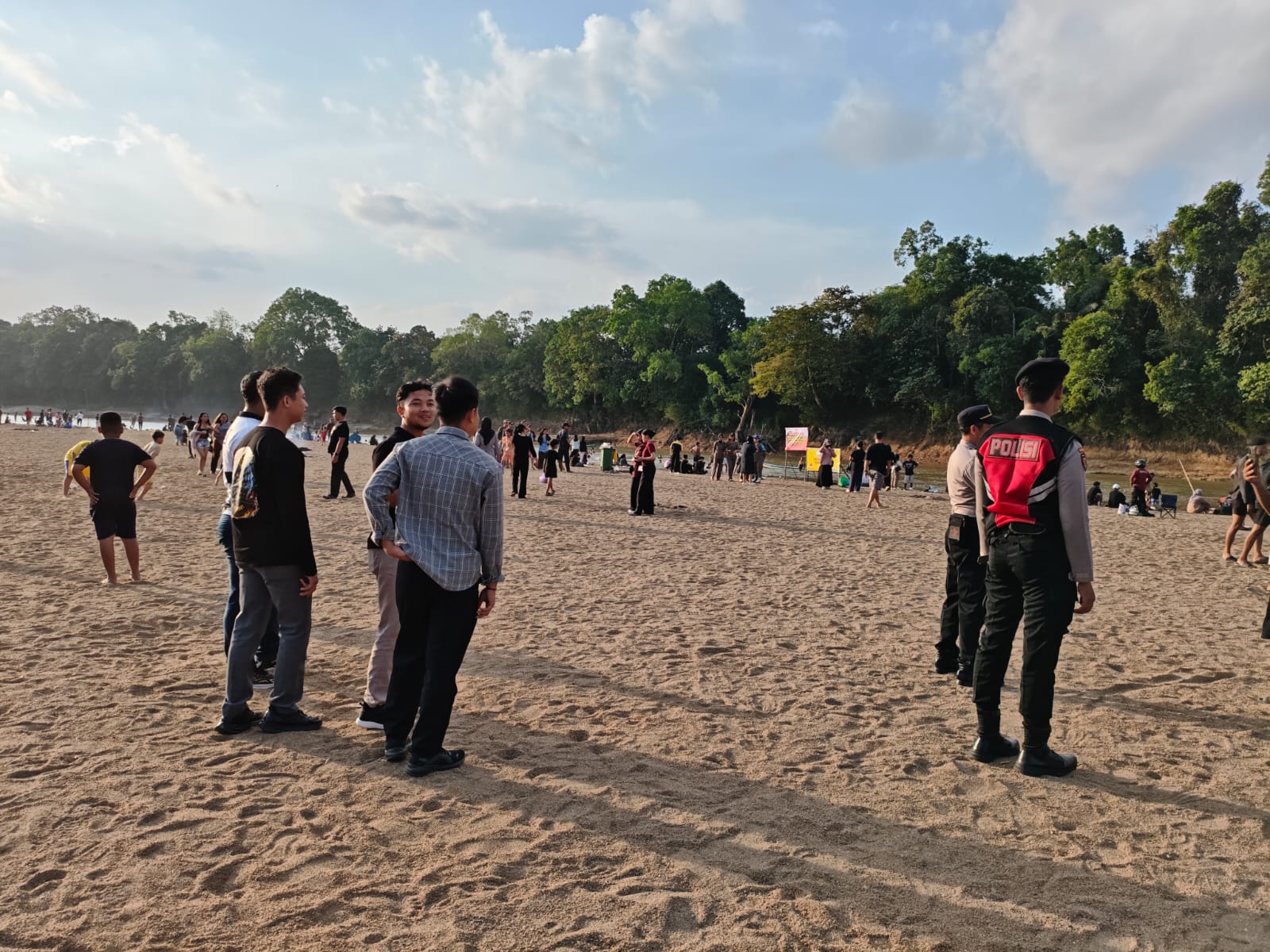 Sat Samapta Polres Lamandau Pantau Debit Air Sungai Lamandau dan Berikan Imbauan kepada Masyarakat
